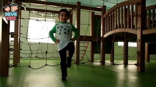 الطفل يتوازن على قدم واحدة مع وضع اليدين علي منطقة الخصر اكثر من سبع ثواني