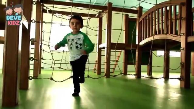 الطفل يقفز على قدم واحدة في نفس المكان