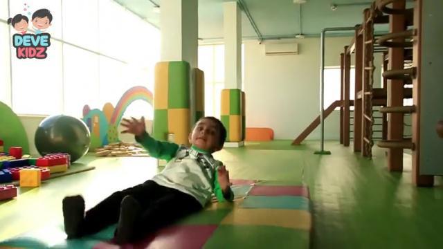 الطفل يستطيع أن يتشقلب للأمام