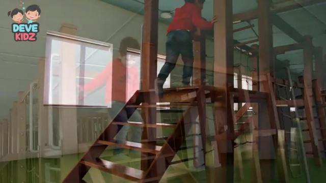 الطفل يصعد وينزل الدرج باستقلالية وبتبادل القدمين