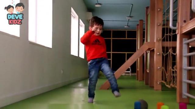 الطفل يتوازن على كل قدم لمدة ثانيتين