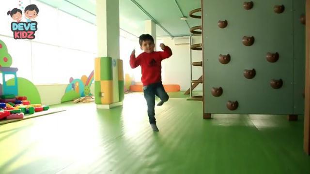 الطفل يستطيع القفز على قدم واحدة بطريقة عشوائية