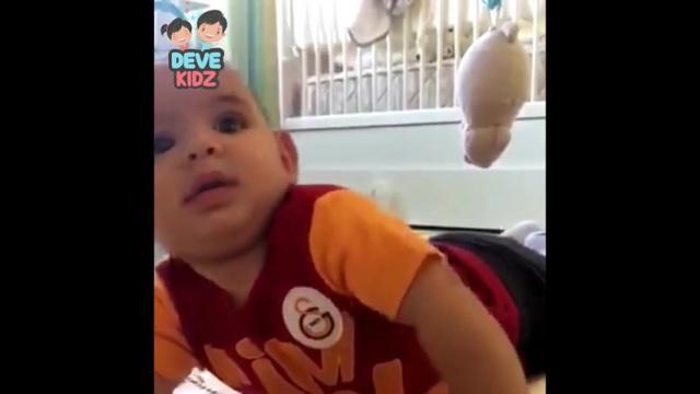 يستطيع الطفل التقلب على ظهره وهو نائم على بطنه