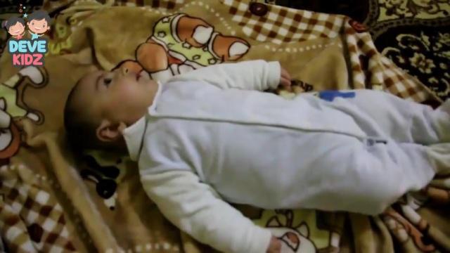 يستطيع الطفل تحريك رأسه للجهتين من وضعية النوم على الظهر