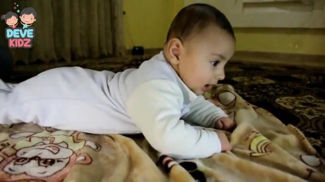 يستطيع الطفل رفع رأسه للأعلى 90 درجة من وضعية النوم على البطن