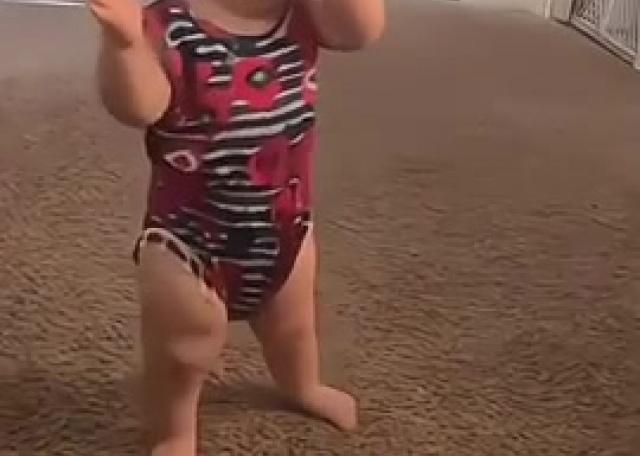 صديقنا بدأ المشي لأول مرة ، عمره 11 شهر 😍