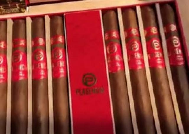 Caja del Año de la Serpiente, ¡con 8 exquisitos lanceros y una culebra única de 2 puros!