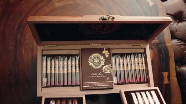 Dos capas que envuelven 90 cigarros únicos 