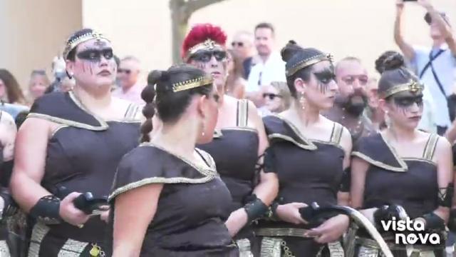 Una espectacular Desfilada de Moros i Cristians acapara totes les mirades a Els Poblets