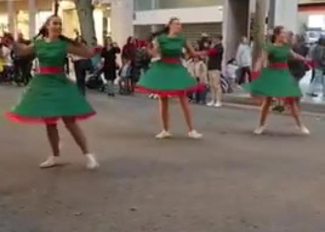El Papá Noel llega a la capital comarcal llenando las calles de ilusión