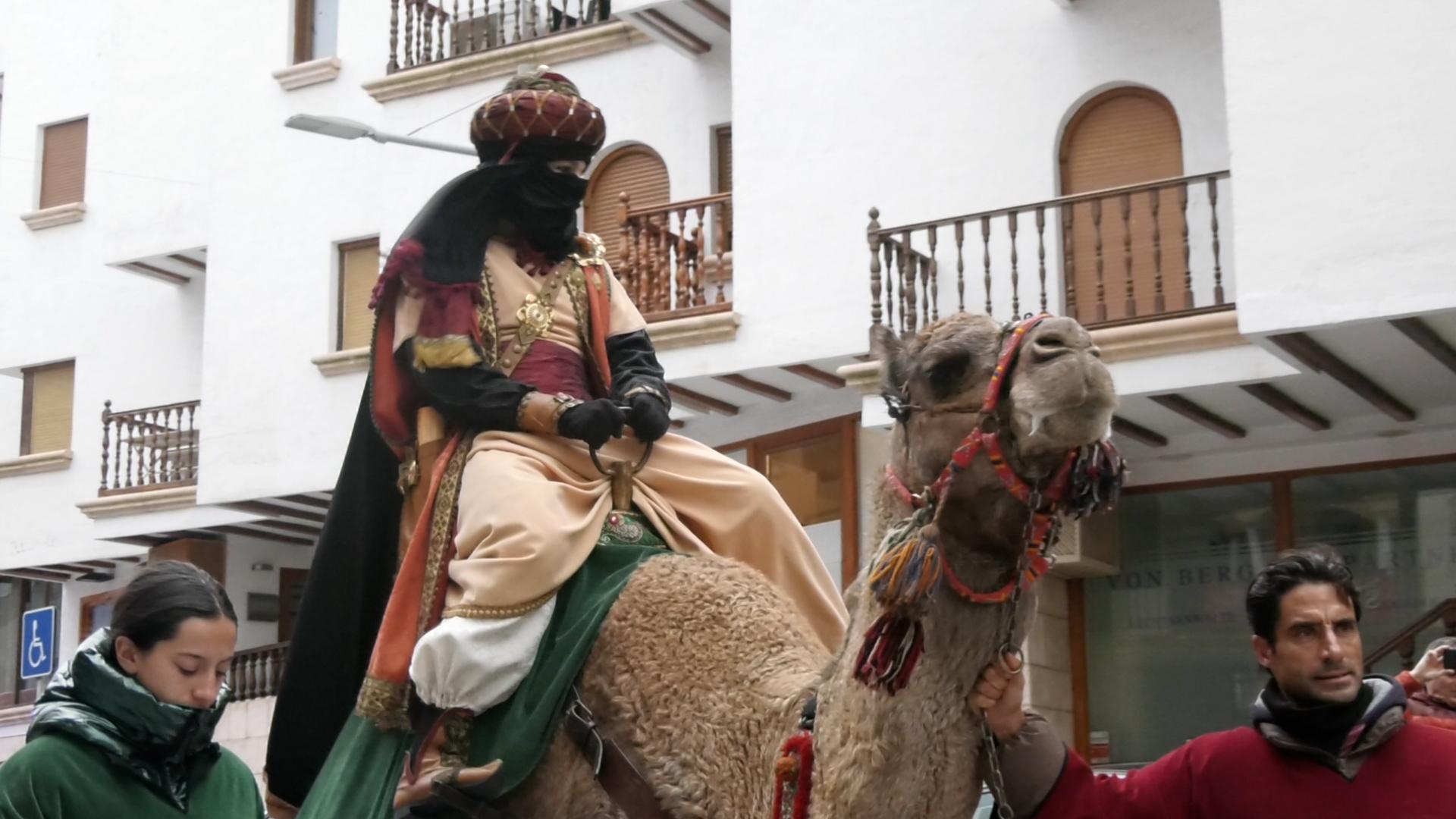 Los niños de Teulada-Moraira reciben emocionados al emisario real 