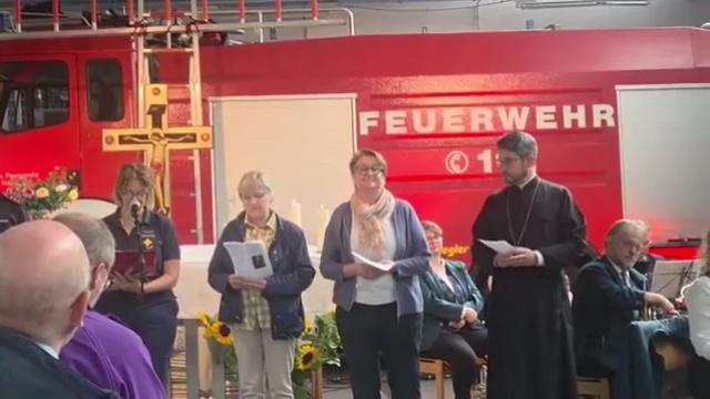 Biserica se vede atunci când iese în cetate