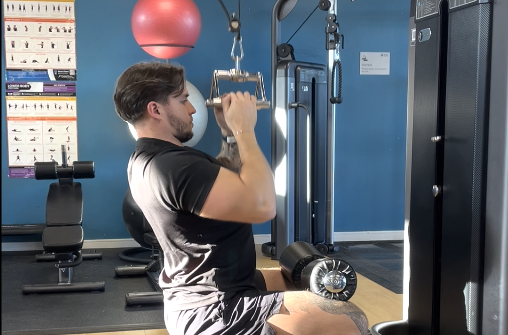 Close Neutral Grip Lat Pulldown