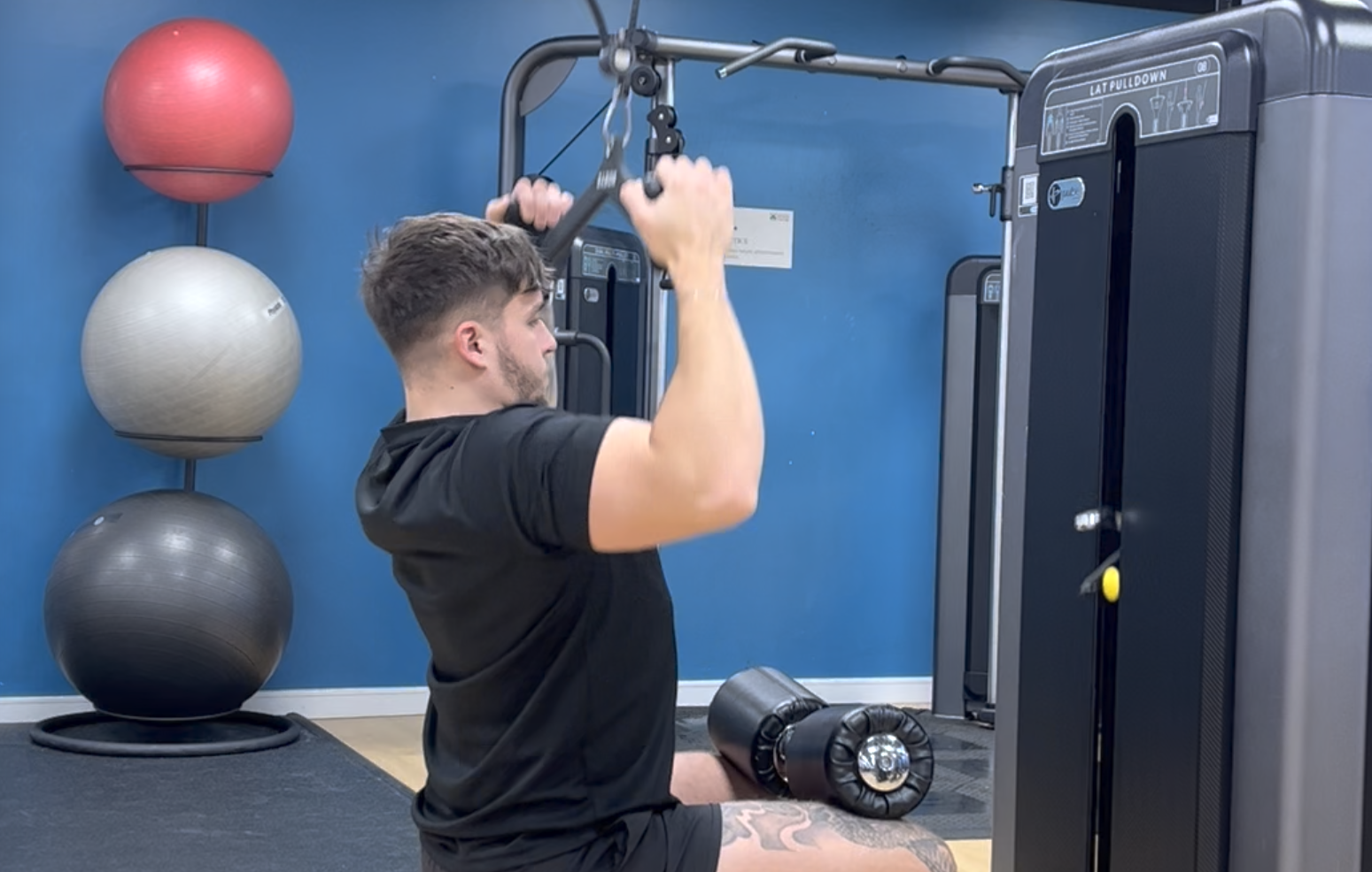 Wide Neutral Grip Lat Pulldown 