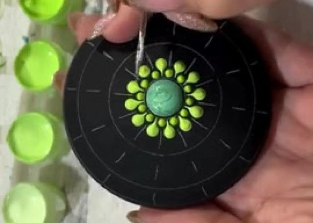 Kreative Punktmalerei auf Steinen