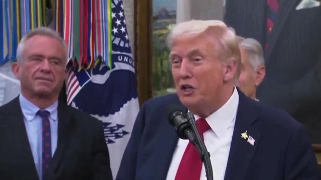 ترامب يمزح مع كينيدي بعد عطسة وزير الصحة المقترح