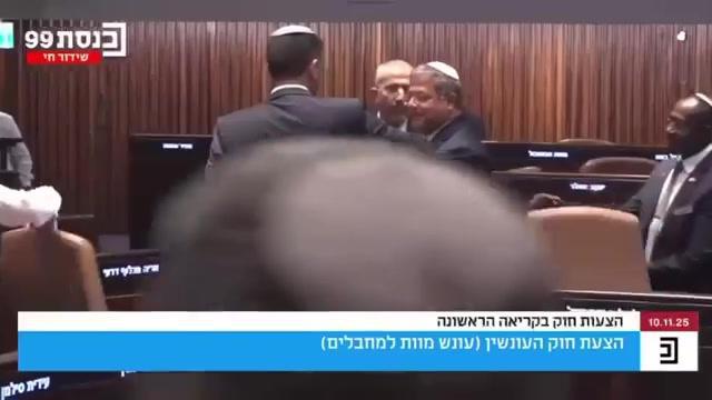 بن غفير يحتفل بعد إقرار قانون الإعدام للمدانين الفلسطينيين في القراءة الأولى