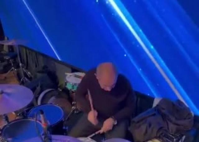 رئيس الوزراء الأرميني يعرض مهاراته في العزف على الطبول