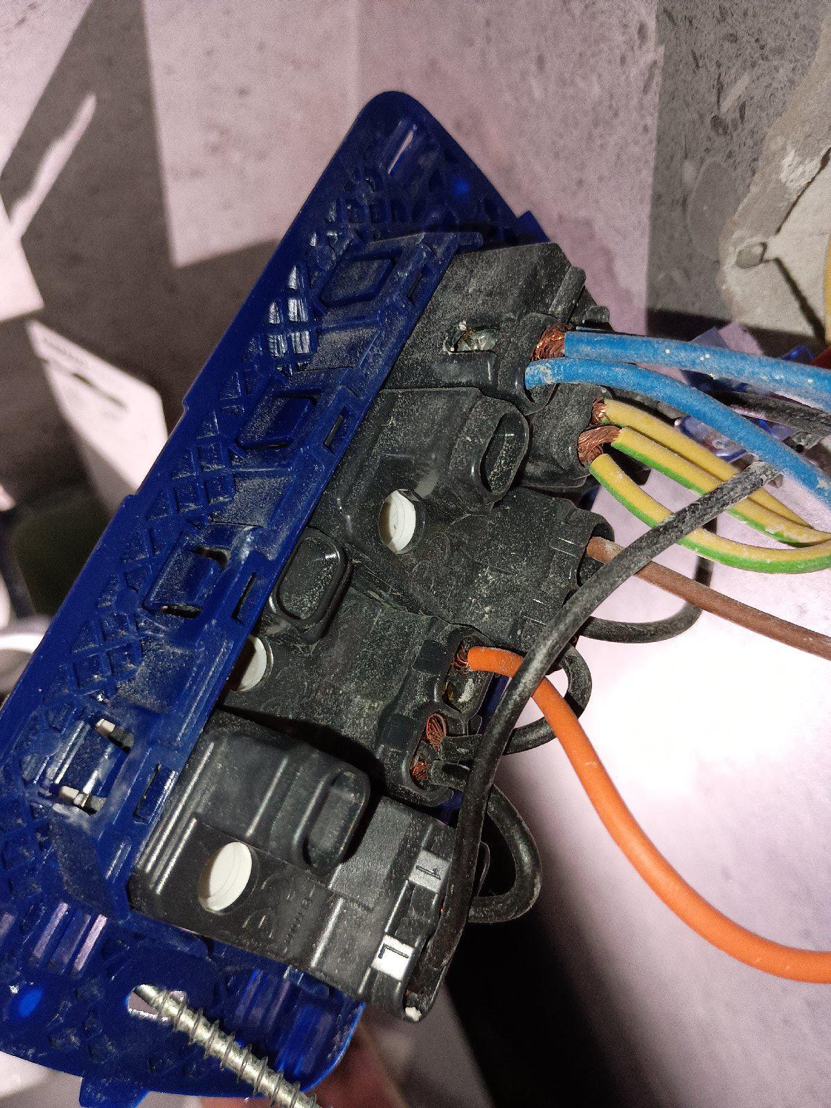 SOSTITUIRE UN INTERRUTTORE