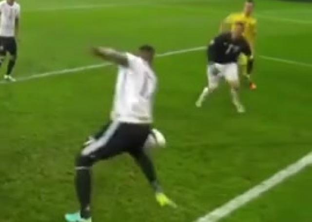 sacando el balón en la línea