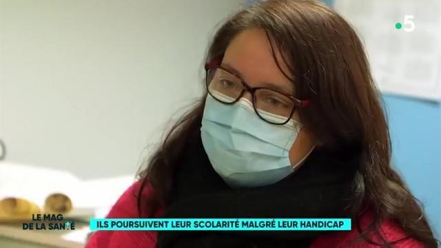 Ils poursuivent leur scolarité malgré leur handicap.