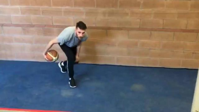 Clip_1_b: BALL HANDLING CON PALLA senza palleggio - Parte 2