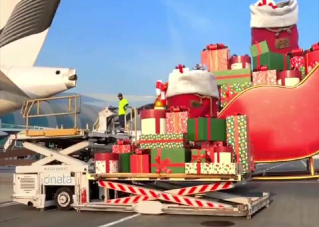 ✈️ “طيران الإمارات” يحول طائرة إلى “غزال الرنّة” احتفالاً بأعياد الميلاد