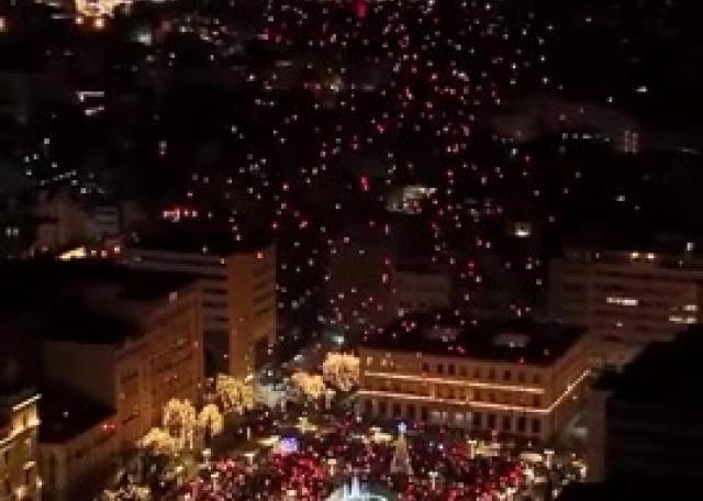 ليلة رغبات عيد الميلاد في ساحة كوتزيا في أثينا
